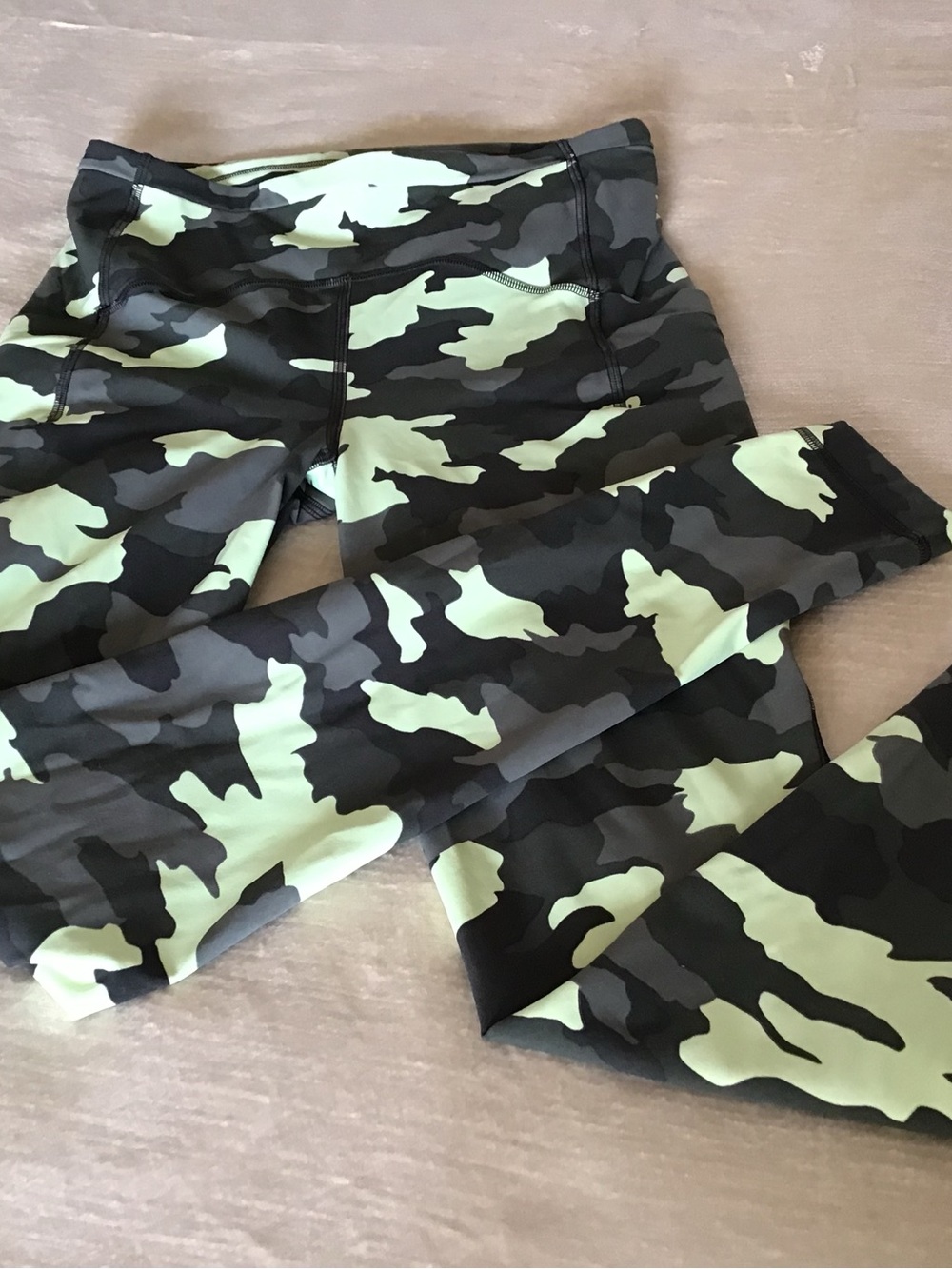 lululemon athletica Camo Leggings - Light Green & Black